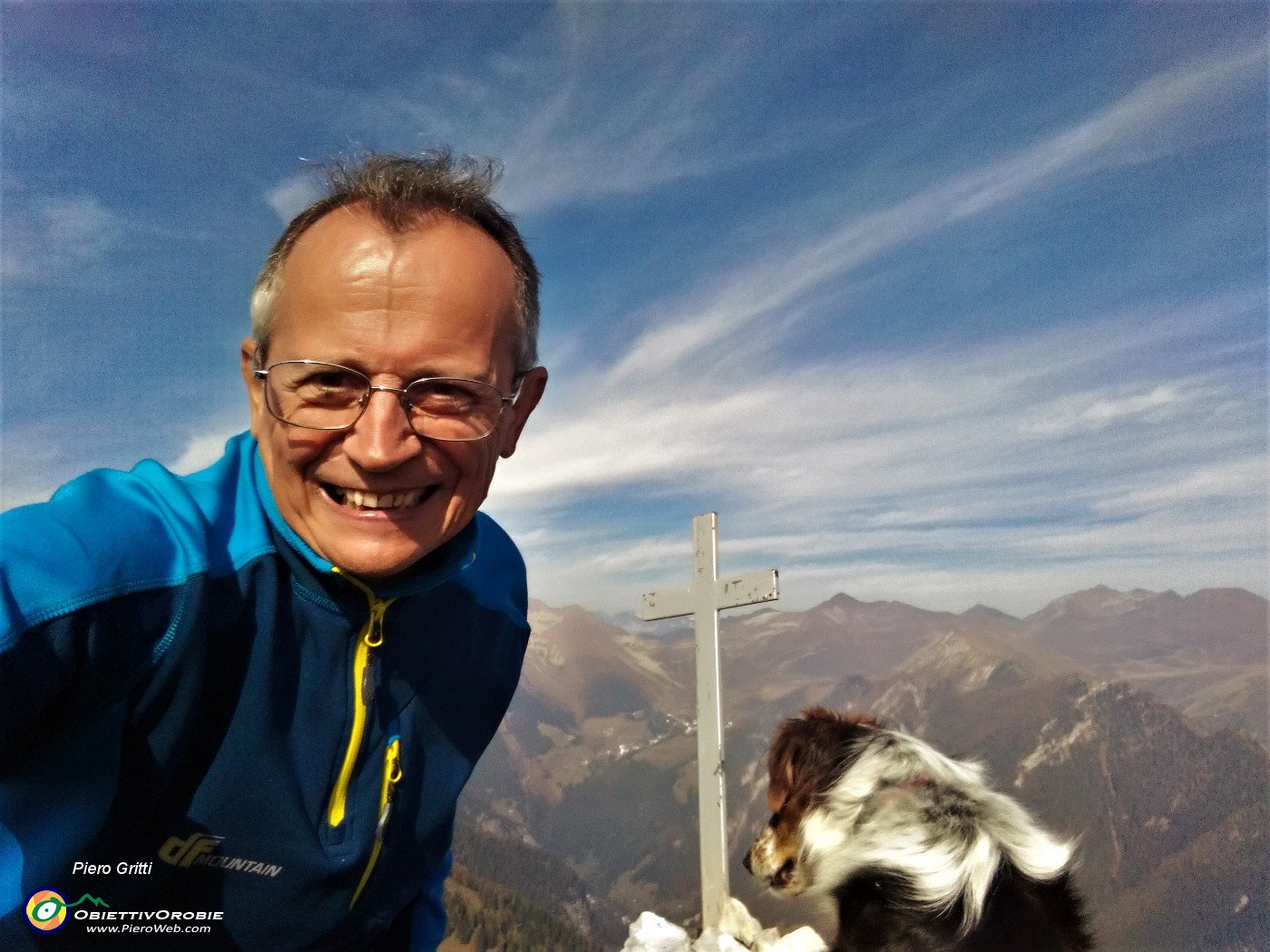 60 Alla croce di vetta del Pizzo Badile (2044 m).jpg